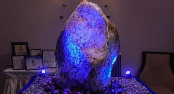 Tuy nhiên các tổ chức quốc tế vẫn chưa chứng nhận hòn đá quý này. Hiện khối sapphire được trưng bày tại nhà của một trong những chủ sở hữu mỏ đá quý ở Horana, cách thủ đô Colombo khoảng 65 km về phía Nam.