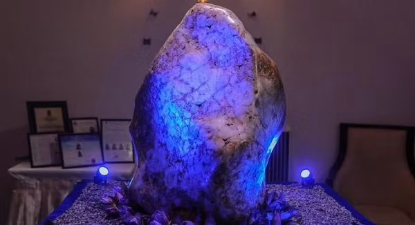 Tuy nhiên các tổ chức quốc tế vẫn chưa chứng nhận hòn đá quý này. Hiện khối sapphire được trưng bày tại nhà của một trong những chủ sở hữu mỏ đá quý ở Horana, cách thủ đô Colombo khoảng 65 km về phía Nam.