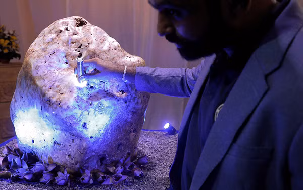 Khoảng 3 tháng trước tại một mỏ đá quý ở khu vực Ratnapura, người ta đã phát hiện hòn đá sapphire khổng lồ được đặt biệt danh là "Nữ hoàng châu Á".