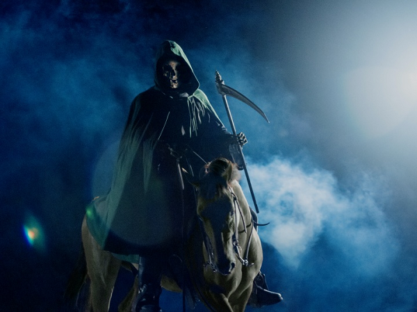 Cuối cùng là Kỵ sĩ Death – The Pale Horsemen: Kỵ sĩ cuối cùng cưỡi trên con ngựa xanh nhạt hoặc xám nhạt tái như màu xác chết, được gọi tên là Tử thần, đi theo là Âm phủ đại diện cho cõi chết. Đây cũng là vị kỵ sĩ duy nhất được đặt tên, là vị duy nhất không có vũ khí, bởi bản thân ông ta chính là sự chết chóc.