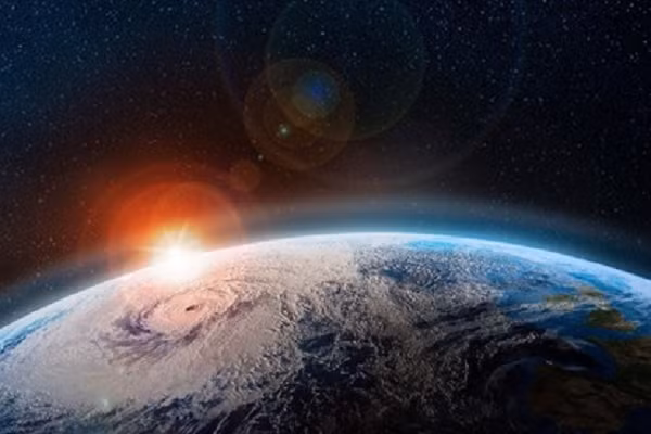 Hành tinh Gliese 887 c lớn gấp 7,6 lần Trái Đất và mất 21,8 ngày để quay quanh quỹ đạo. Các nhà khoa học cũng tìm thấy bằng chứng về một hành tinh thứ ba có thể ở xa hơn.