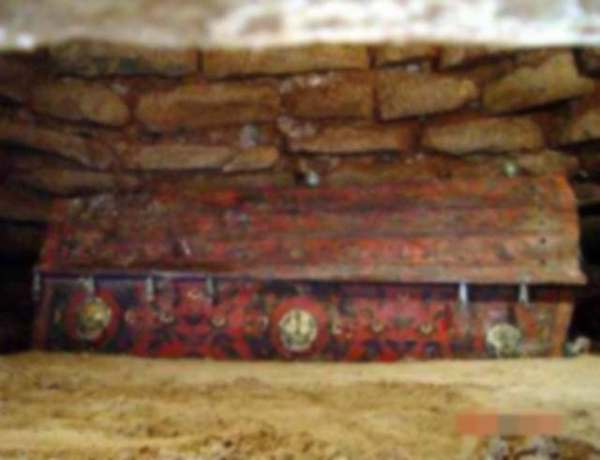 Kết quả thu được khiến ai cũng sửng sốt, các bộ phận trên thân thể của chủ nhân ngôi mộ như phần đầu, não bộ, phần ổ bụng hay phần tay đều hiện rõ lên những vùng màu đen và những chấm đen dày đặc. Đặc biệt tại 3 vùng như bụng, tay và xương đều phát hiện 1 lượng lớn thủy ngân.