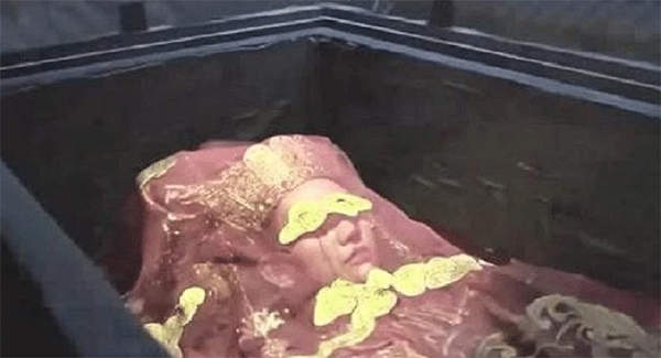 Ngay sau đó, các chuyên gia đã tiến hành mở cỗ quan tài ra và thực hiện 1 cuộc kiểm tra thân phận, cũng như nguyên nhân qua đời của chủ nhân ngôi mộ này bằng sóng điện từ.