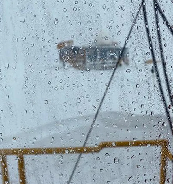 Vào tháng 8, mưa đã rơi xuống ở đỉnh băng Greenland, gần Bắc Cực. Đây là lần đầu tiên trong lịch sử mà người ta thấy có mưa ở nơi này bởi bình thường, nhiệt độ ở đây luôn ở mức đóng băng.