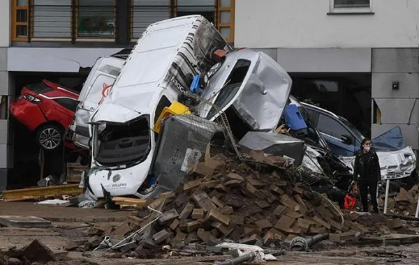 Trận lũ lụt kinh hoàng ở Tây Âu đã khiến 200 người chết. Đây là hình ảnh hoang tàn sau thảm họa thiên nhiên, trên nhiều con phố, ô tô và những mảnh vụn chất thành đống.