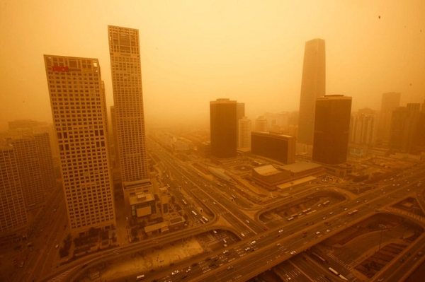 Khi gió xuân thổi vào từ sa mạc Gobi, chúng thường mang theo một lượng lớn bụi cát theo hướng đông về phía Bắc Kinh và đến bán đảo Triều Tiên, thậm chí đến tận Nhật Bản.