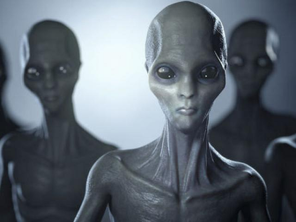 Mitchell tin chắc chính phủ Mỹ đang che đậy vụ scandal Roswell, theo đó, một phi thuyền hình chiếc đĩa được cho là đã va vào một thị trấn nhỏ ở New Mexico. Lý do ông đưa ra cho sự che đậy này là vì Mỹ không biết người ngoài hành tinh có thân thiện hay và không muốn Liên Xô biết đến thông tin này.