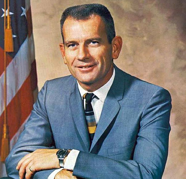 “Nó trông giống một chiếc đĩa đứng ở góc 45 độ. Tôi không có máy ảnh nếu không tôi đã bấm vài kiểu. Vào lúc đó, vì bất kỳ lý do gì, nó chỉ là cất cánh và tăng độ cao rồi biến mất”.