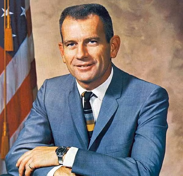 “Nó trông giống một chiếc đĩa đứng ở góc 45 độ. Tôi không có máy ảnh nếu không tôi đã bấm vài kiểu. Vào lúc đó, vì bất kỳ lý do gì, nó chỉ là cất cánh và tăng độ cao rồi biến mất”.