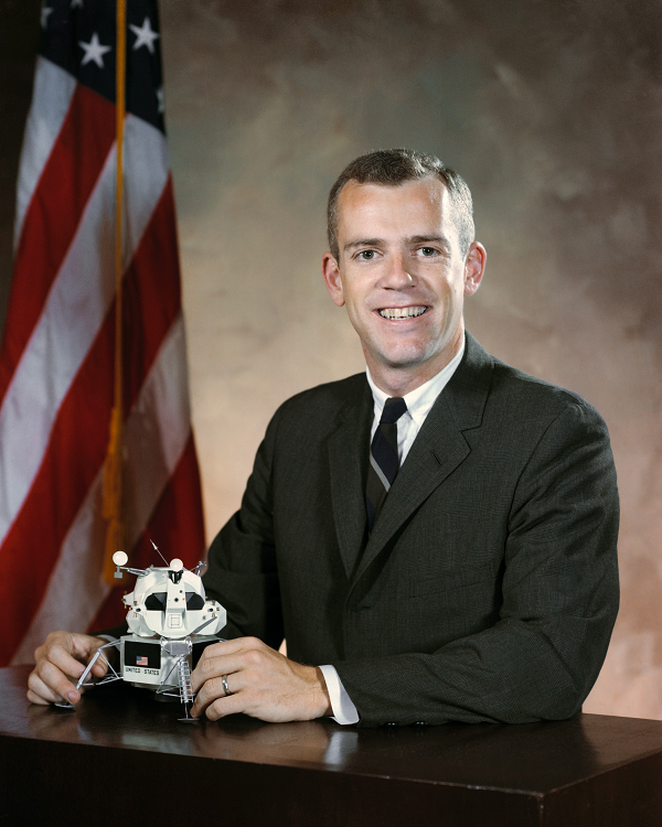 Brian O'Leary nằm trong danh sách ứng viên cho sứ mệnh đến sao Hỏa của NASA năm 1967 nhưng chương trình bị hoãn sau đó một năm. Một trải nghiệm cận tử ở cuối đời đã làm thay đổi quan điểm của O'Leary về người ngoài hành tinh.