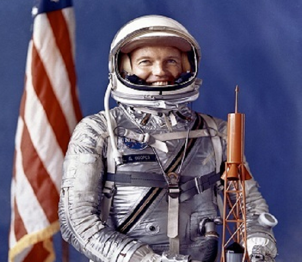 Cooper cho biết ông từng trông thấy một chiếc UFO bay qua Đức năm 1951. Ông cũng khẳng định từng trông thấy người ngoài hành tinh ở một căn cứ không quân thử nghiệm của Mỹ.