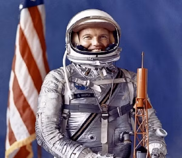 Cooper cho biết ông từng trông thấy một chiếc UFO bay qua Đức năm 1951. Ông cũng khẳng định từng trông thấy người ngoài hành tinh ở một căn cứ không quân thử nghiệm của Mỹ.