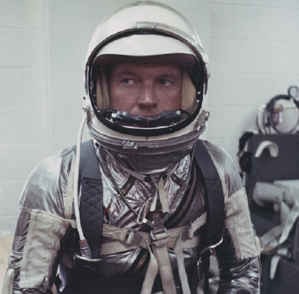 Gordon Cooper là một trong bảy phi hành gia đầu tiên của dự án sao Thủy, một chương trình không gian có người lái đầu tiên của Hoa Kỳ. Tuy nhiên, phi thuyền của các phi hành gia này được kiểm soát tự động thay vì được các du hành gia bên trong điều khiển.