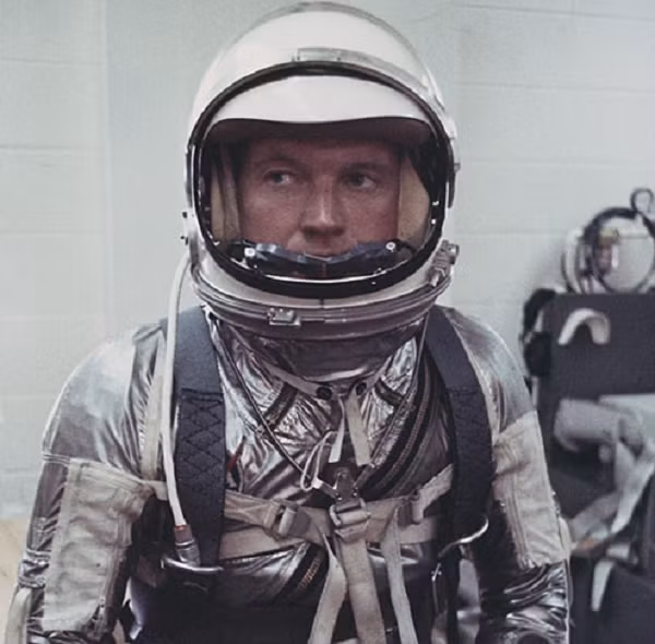 Gordon Cooper là một trong bảy phi hành gia đầu tiên của dự án sao Thủy, một chương trình không gian có người lái đầu tiên của Hoa Kỳ. Tuy nhiên, phi thuyền của các phi hành gia này được kiểm soát tự động thay vì được các du hành gia bên trong điều khiển.