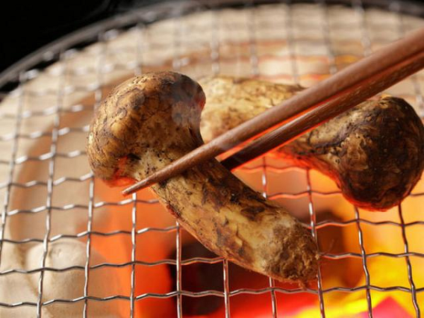 Matsutake thường được dùng làm món ăn kèm. Trong các nhà hàng truyền thống của Nhật Bản, đây là một món cơm với gà cắt hạt lựu và nấm Matsutake. Nấm Matsutake thường được thêm vào súp, cũng như món salad và các món thịt.