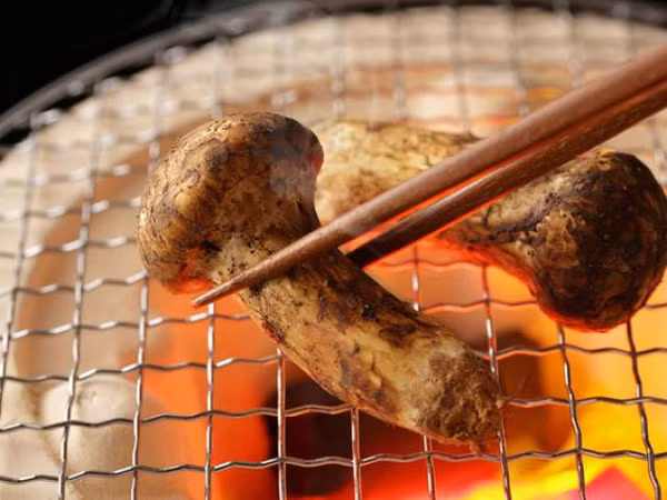 Matsutake thường được dùng làm món ăn kèm. Trong các nhà hàng truyền thống của Nhật Bản, đây là một món cơm với gà cắt hạt lựu và nấm Matsutake. Nấm Matsutake thường được thêm vào súp, cũng như món salad và các món thịt.