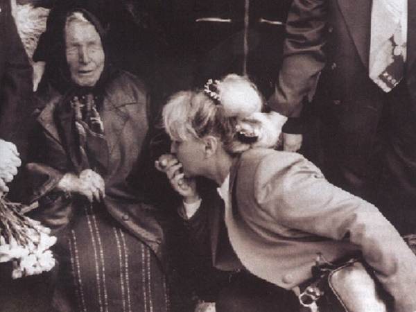 Nhà tiên tri mù Vanga cũng dự đoán về sự tiếp quản của thực tế ảo, khi con người dành nhiều thời gian hơn bao giờ hết cho màn hình máy tính, các thiết bị điện tử. Tương tự, nhà tiên tri Nostradamus cũng từng dự đoán về sự trỗi dậy của công nghệ AI, nơi những “đệ tử bất tử” có thể sẽ thay thế con người trên Trái đất.