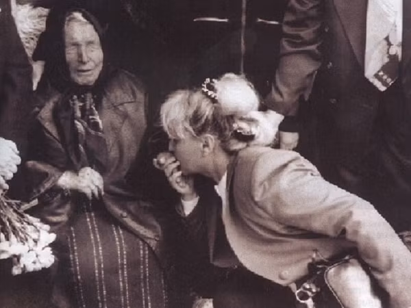 Nhà tiên tri mù Vanga cũng dự đoán về sự tiếp quản của thực tế ảo, khi con người dành nhiều thời gian hơn bao giờ hết cho màn hình máy tính, các thiết bị điện tử. Tương tự, nhà tiên tri Nostradamus cũng từng dự đoán về sự trỗi dậy của công nghệ AI, nơi những “đệ tử bất tử” có thể sẽ thay thế con người trên Trái đất.