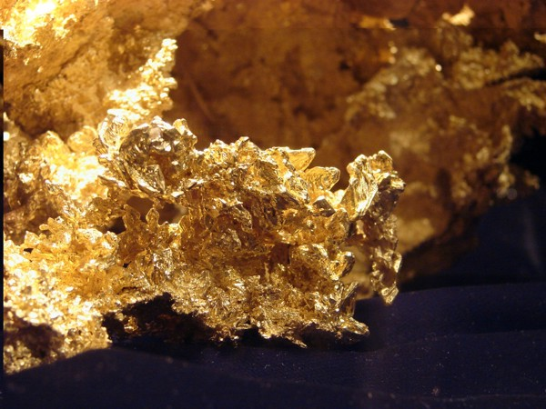 Các hiện tượng dư chấn và các trận động đất khác khiến những khe hở mở rộng hơn làm cho áp suất giảm đột ngột, đẩy nhanh quá trình bay hơi của nước và các hạt vàng tồn tại trong môi trường này sẽ lập tức kết tủa. Đây là quá trình kiến tạo trong vỏ Trái đất được lặp đi lặp lại giúp hình thành lớp vàng trầm tích.