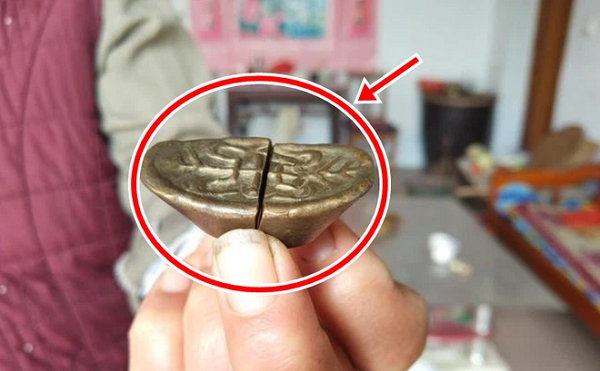 Một ngày như mọi hôm, cô Trương, một bà nội trợ ở Tân Châu, Sơn Đông, Trung Quốc ra đồng làm việc thì vô tình đào trúng 1 vật rất cứng. Tưởng chỉ hòn đá nên cô đã nhặt lên định vứt đi.