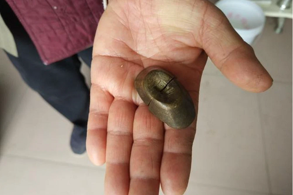 Để tìm hiểu giá trị thực của thỏi vàng, cô Trương và gia đình đã đem nó đến 1 ngân hàng ở địa phương và yêu cầu giám định. Các chuyên gia của ngân hàng đã phân tích và nhận định vật này đích thực là 1 thỏi vàng thật.