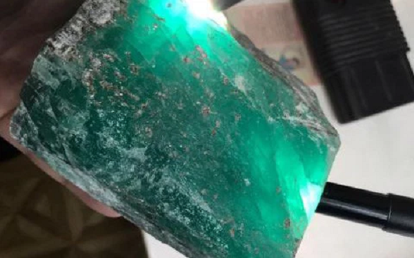 Sau khi xẻ một viên đá ra, anh chàng vô cùng thất vọng khi bên trong chỉ là đá thường. Thợ săn ngọc lo rằng viên còn lại cũng chỉ là đá, bởi nếu thực sự là vậy anh ta sẽ rơi vào cảnh phá sản.