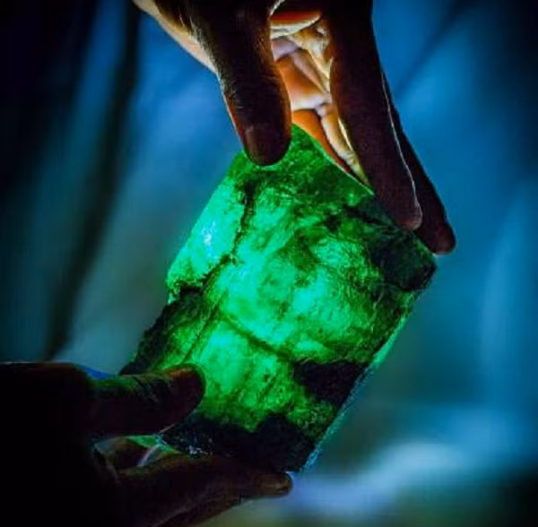 Tuy nhiên, bà nhấn mạnh nếu xẻ đôi nó ra mà bên trong ruột không phải ngọc thì anh ta sẽ mất trắng. Sau khi nghe xong, người đàn ông quyết định sẽ đem tảng đá về nhà để trưng bày và đợi tới khi thích hợp sẽ xẻ nó ra sau.