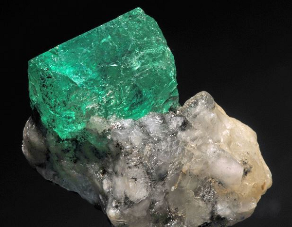 Đá Emerald có màu dao động từ anh lục nhạt cho tới xanh lục đậm, đây vốn là màu mà bạn không thể tìm thấy ở các dòng đá tự nhiên nào khác chính vì thế người ta còn có tên gọi khác cho dòng đá quý này là ngọc lục bảo.