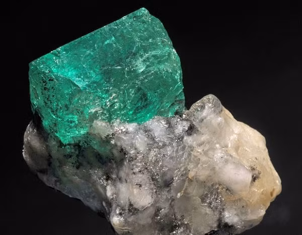 Đá Emerald có màu dao động từ anh lục nhạt cho tới xanh lục đậm, đây vốn là màu mà bạn không thể tìm thấy ở các dòng đá tự nhiên nào khác chính vì thế người ta còn có tên gọi khác cho dòng đá quý này là ngọc lục bảo.