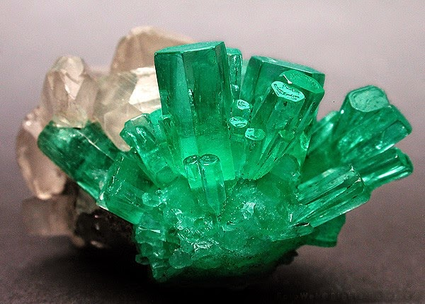 Cách đây khoảng 2000 năm TCN đá Emerald được sử dụng như một loại tiền tệ tại Babylon, người Ai Cập cổ đại cũng thường sử dụng đá Emerald để chế tác trang sức và rất được các bậc vua chúa yêu thích.