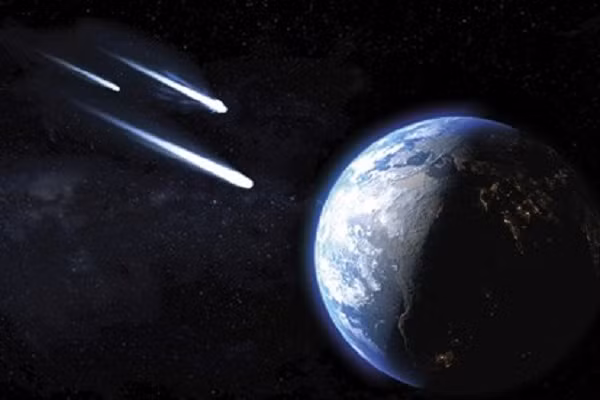 Tiểu hành tinh thứ hai bay sượt qua Trái đất vào cuối tháng 12 có tên 2018 AH, hơi nhỏ hơn một chút so với 2016 TR54. CNEOS ước tính vật thể rộng 84 - 190 m.