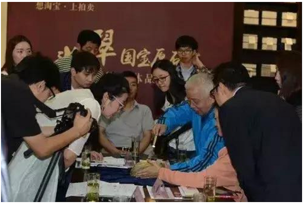 Tuy nhiên, cũng vì thế mà lão Tưởng cãi nhau một trận lớn với vợ. Vì để vợ bớt giận mà chóng quên đi việc này, lão Tưởng đã giấu hòn đá xuống dưới gầm giường.