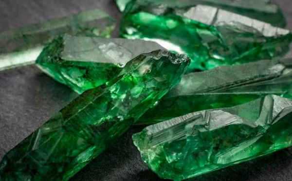 Ngọc bích Nephrite được biết đến nhiều nhất là ở Myanmar (Ngọc Miến Điện) và được du nhập giao thương vào trung quốc vào thế kỷ thứ XIV. Trên thực tế thì màu xanh ngọc bích có giá trị nhất lại tập trung tại Bắc Canada (British Columbia), Siberia (Nga).