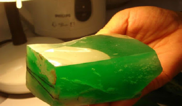 Mãi cho đến năm 2018, sau khi chuyển tới nơi ở mới, con trai của ông Tưởng vô tình tìm thấy hòn đá trong lúc dọn dẹp nhà cũ và mang đến nhờ các chuyên gia thẩm định.