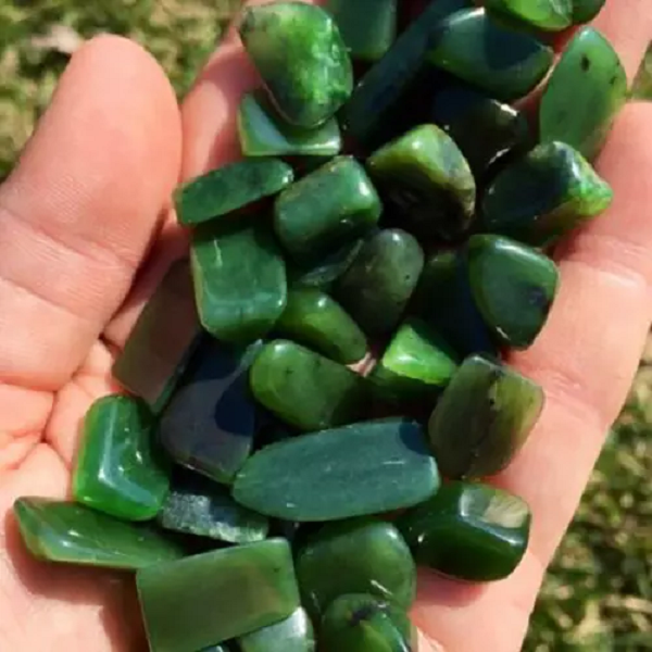 Màu sắc quý hiếm nhất của ngọc bích là màu xanh lục chuyển ngọc với sắc màu lạnh gần giống Emerald (Ngọc lục bảo) và bạn có thể nhầm lẫn với Ngọc cẩm thạch (ngọc phỉ thủy).