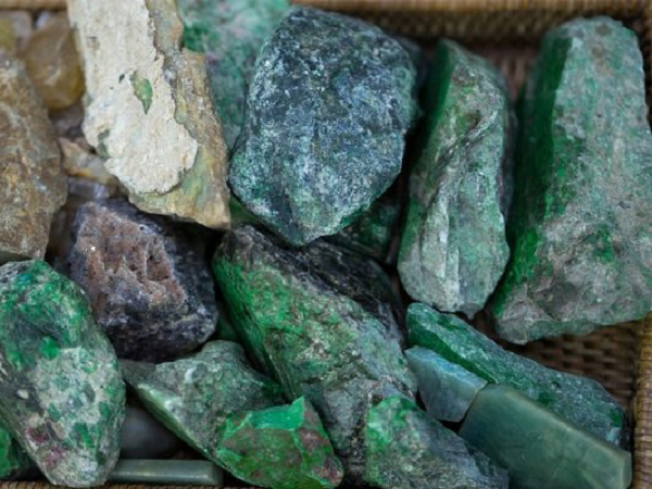 Ngọc bích còn có tên khoa học là đá Nephrite, thuộc dòng đá cẩm thạch Jade. Đây là một loạt đá chứa nhiều khoáng chất, được hình thành từ nhiều khoáng chất khác nhau bao gồm: Silicat Canxi Magie, Tremolite-Actinolic. Công thức hóa học của Ngọc bích là Ca2 (Mg, Fe)5 Si822 (0H)2.