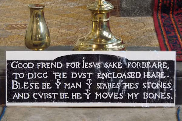 Trên ngôi mộ của ông có khắc dòng chữ: “Vì Chúa hãy ngăn cản những kẻ định đào bới ở đây. Chúa sẽ phù hộ những người tránh xa ngôi mộ, và nguyền rủa kẻ dám động đến xương cốt của ta".