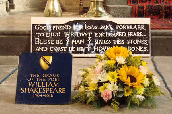 Đại thi hào Shakespeare được chôn cất trong ngôi mộ ở nhà thờ Holy Trinity, Stratford -upon - Avon, Anh. Đây cũng là nơi an nghỉ của vợ, con gái và con rể của ông.