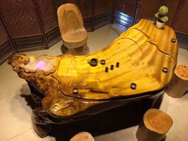 Lôi Quân nghĩ mãi không ra nên làm gì với những khúc gỗ này nên đành chuyển chúng vào sân. Nào ngờ, Lôi Quân bỏ quên chúng dãi nắng dầm mưa tới tận 9 năm trời.