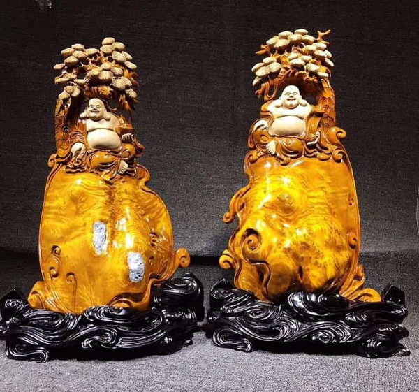 Họ đã phải thốt lên kinh ngạc khi phát hiện ra đây là một bảo vật quý hiếm. Khúc gỗ này chính là gỗ âm trầm có niên đại không dưới 400 năm tuổi. Giá trị của những khúc này lên tới 20 triệu NDT đấy (hơn 70 tỷ VND), thậm chí có khi còn hơn thế.