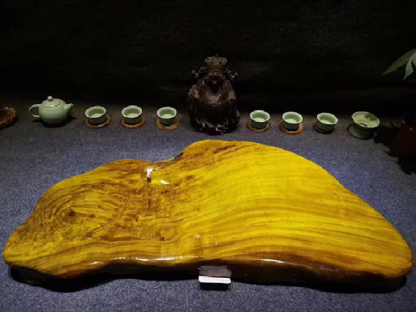 Kim Tơ Nam Mộc âm trầm có một hương thơm phảng phất rất dễ chịu và nếu để trong phòng thì nó sẽ rất lâu tan đi. Một bản gỗ lớn Kim Tơ Nam Mộc âm trầm là cực kỳ hiếm, đa phần người ta chỉ làm các thứ đồ nhỏ như vòng hạt đeo tay, hay lược gỗ.