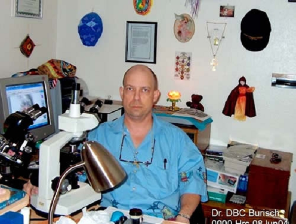 Đến năm 1994, ông Burisch được đưa đến một địa điểm ngầm dưới lòng đất gọi là “Century IV” vốn là một phần của Mật khu 51, nơi ông bắt đầu làm việc trong dự án “Aquarium”.