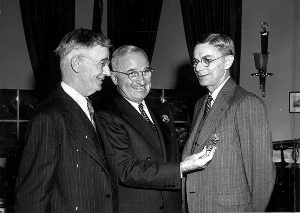 Tuy nhiên, ông Burisch cũng cho rằng chúng không đáng tin và ông đã chứng kiến một người thiệt mạng trong một thí nghiệm. Thiết bị này cũng được biết đến với tên gọi “Kính Quan Sát” và thường được dùng để xem xác suất của những sự kiện tương lai. Theo TS. Burisch, có 50 Cổng thời gian trên Trái Đất.