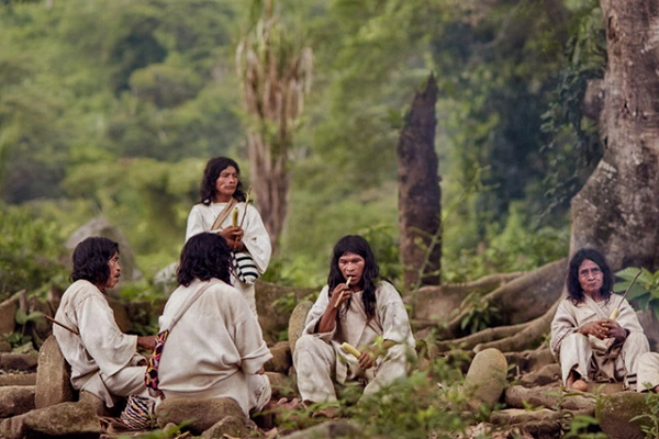 Họ cho rằng màu trắng tượng trưng cho Mẹ vĩ đại và sự tinh khiết của thiên nhiên. Thường ngày họ luôn đeo bên mình những chiếc túi, đặc biệt là chỉ phụ nữ mới được phép dệt những chiếc túi này.