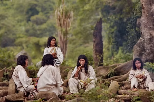 Họ cho rằng màu trắng tượng trưng cho Mẹ vĩ đại và sự tinh khiết của thiên nhiên. Thường ngày họ luôn đeo bên mình những chiếc túi, đặc biệt là chỉ phụ nữ mới được phép dệt những chiếc túi này.