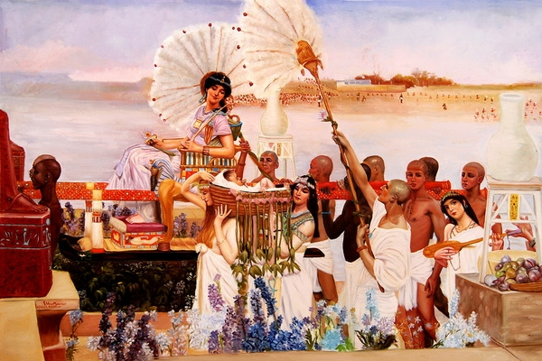 Ngoài những món trang sức quý giá, nhiều đồ gốm cổ trong hầm mộ cũng tinh xảo và có giá trị không tưởng, mà toàn là những món "hàng độc" được săn lùng từ khắp mọi nơi trên thế giới, ví dụ một chiếc bình uống rượu hình con bò đực.