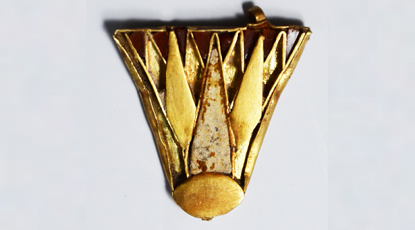 Không những thế, trong hầm mộ các nhà khảo cổ còn tìm thấy một số viên đá quý đỏ carnelian từ Ấn Độ, đá quý xanh Iapis Iazuli từ Afganistan, hổ phách từ vùng Baltic.