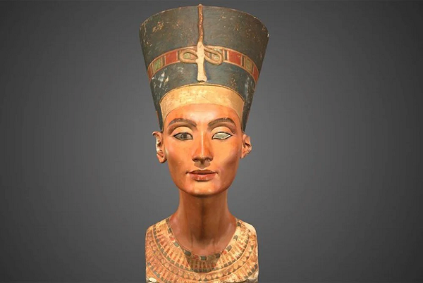 Bên trong kho báu là hơn 500 món đồ tuyệt đẹp bằng vàng, đá quý và gốm sứ. Ngoài ra còn có các con dấu hình trụ làm từ khoáng chất hematit với những cổ tự Lưỡng Hà (Iraq ngày nay).