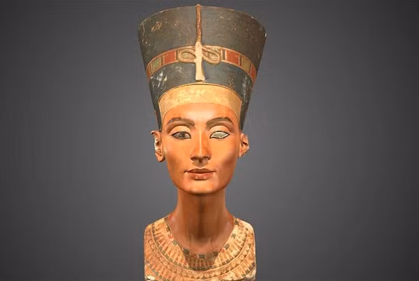 Bên trong kho báu là hơn 500 món đồ tuyệt đẹp bằng vàng, đá quý và gốm sứ. Ngoài ra còn có các con dấu hình trụ làm từ khoáng chất hematit với những cổ tự Lưỡng Hà (Iraq ngày nay).