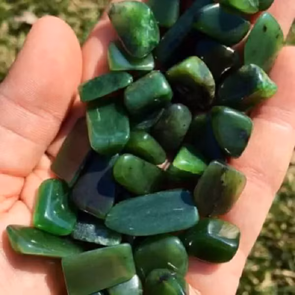 Màu sắc quý hiếm nhất của ngọc bích là màu xanh lục chuyển ngọc với sắc màu lạnh gần giống Emerald (Ngọc lục bảo) và bạn có thể nhầm lẫn với Ngọc cẩm thạch (ngọc phỉ thủy).